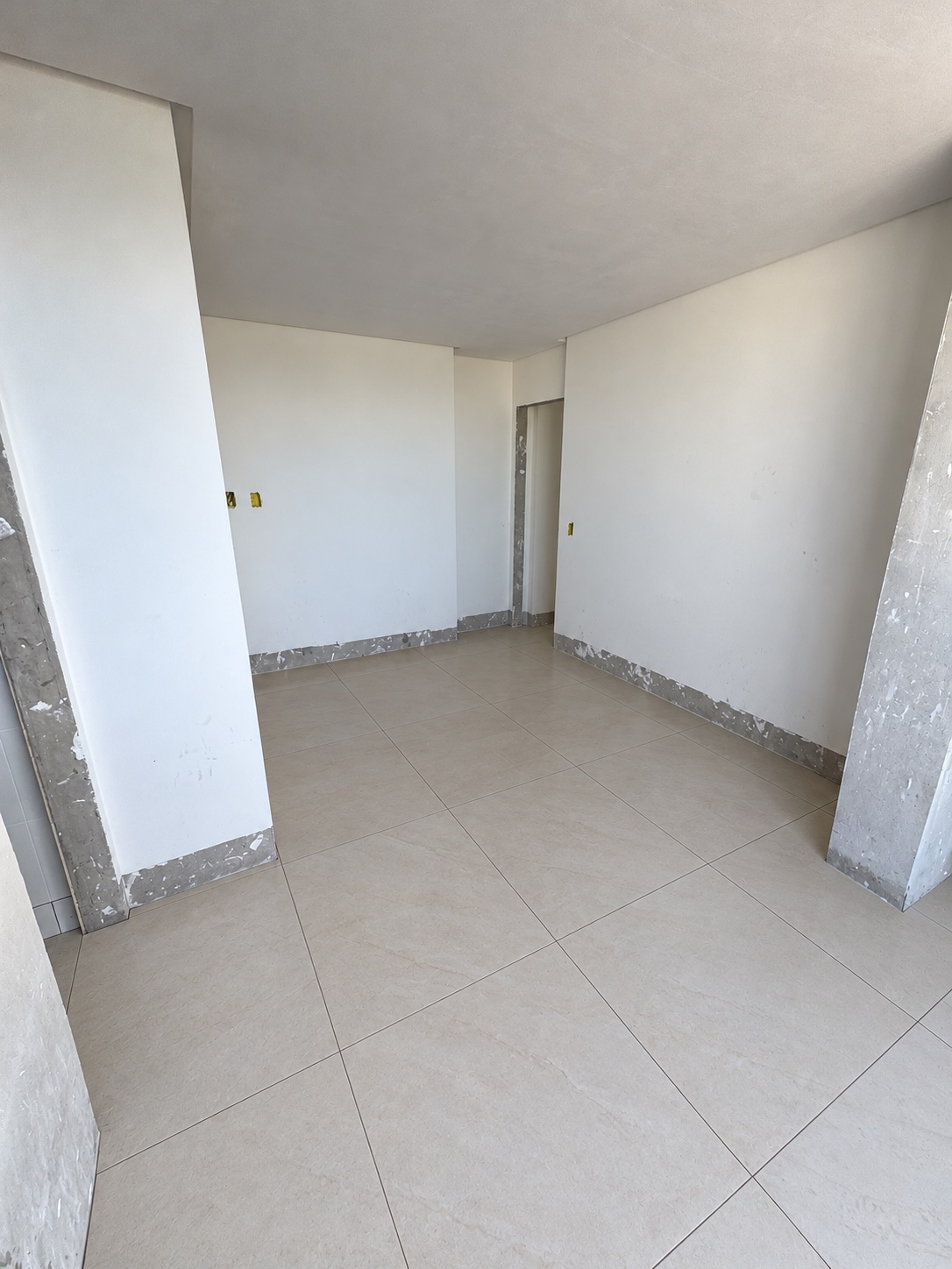 Suíte 2: foto retocada para remoção de materiais de obra