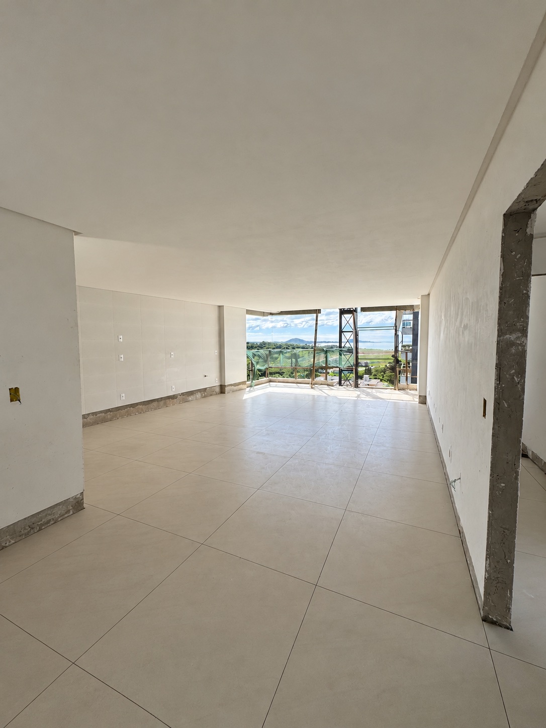 Sala: foto retocada para remoção de materiais de obra