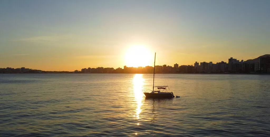 Alonso Garcia Guarapari Praia do Morro Apto Imovel pdm mar passaros fim de tarde barco 1160x520 1