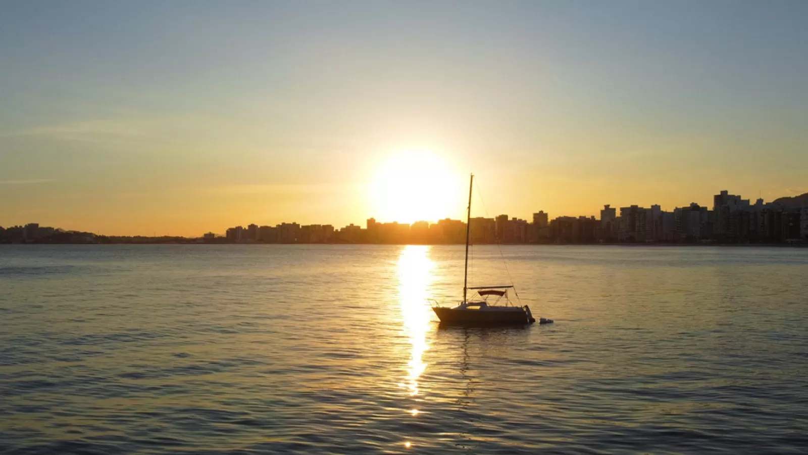 Alonso-Garcia-Guarapari-Praia-do-Morro-Apto-Imovel-pdm-mar-passaros-fim-de-tarde-barco-1160x520