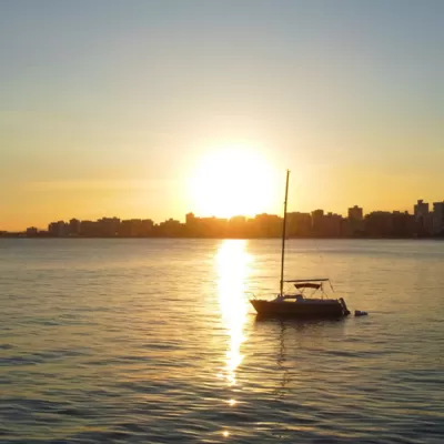 Alonso-Garcia-Guarapari-Praia-do-Morro-Apto-Imovel-pdm-mar-passaros-fim-de-tarde-barco-1160x520